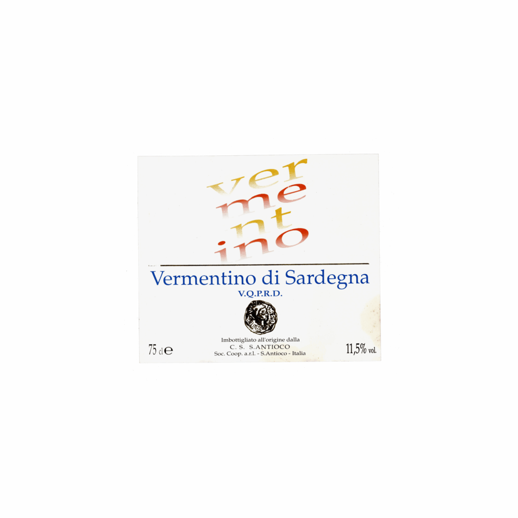 Il vino bianco Vermentino, prodotto a Sant'Antioco, in Italia, presenta un'etichetta rettangolare realizzata in carta patinata opaca e stampata con tecnologia offset.
