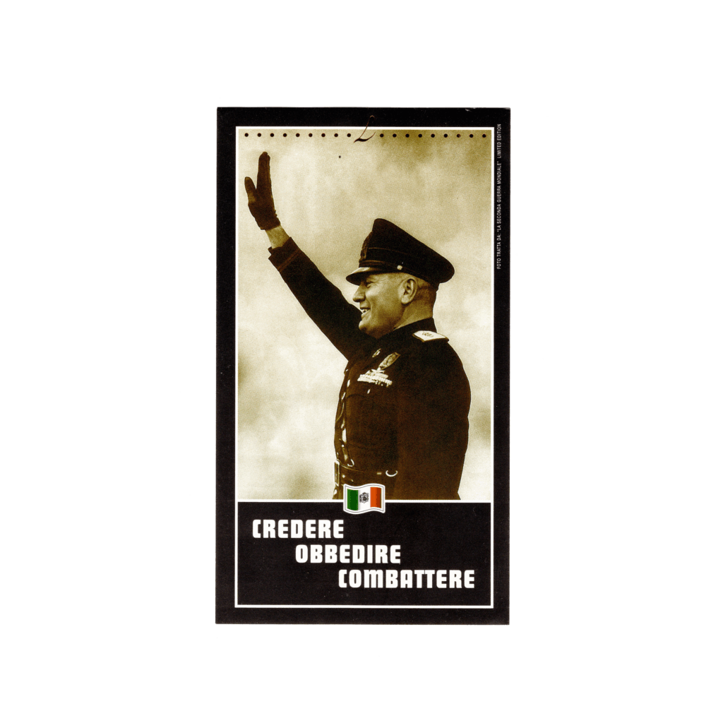 Il N/A Credere Obbedire Combattere, prodotto a N/A, in N/A, presenta un'etichetta rettangolare realizzata in carta patinata opaca e stampata con tecnologia offset.