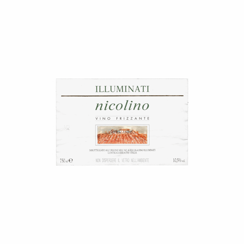 Il vino bianco Nicolino, prodotto a Teramo, in Italia, presenta un'etichetta rettangolare realizzata in carta patinata opaca e stampata con tecnologia offset.