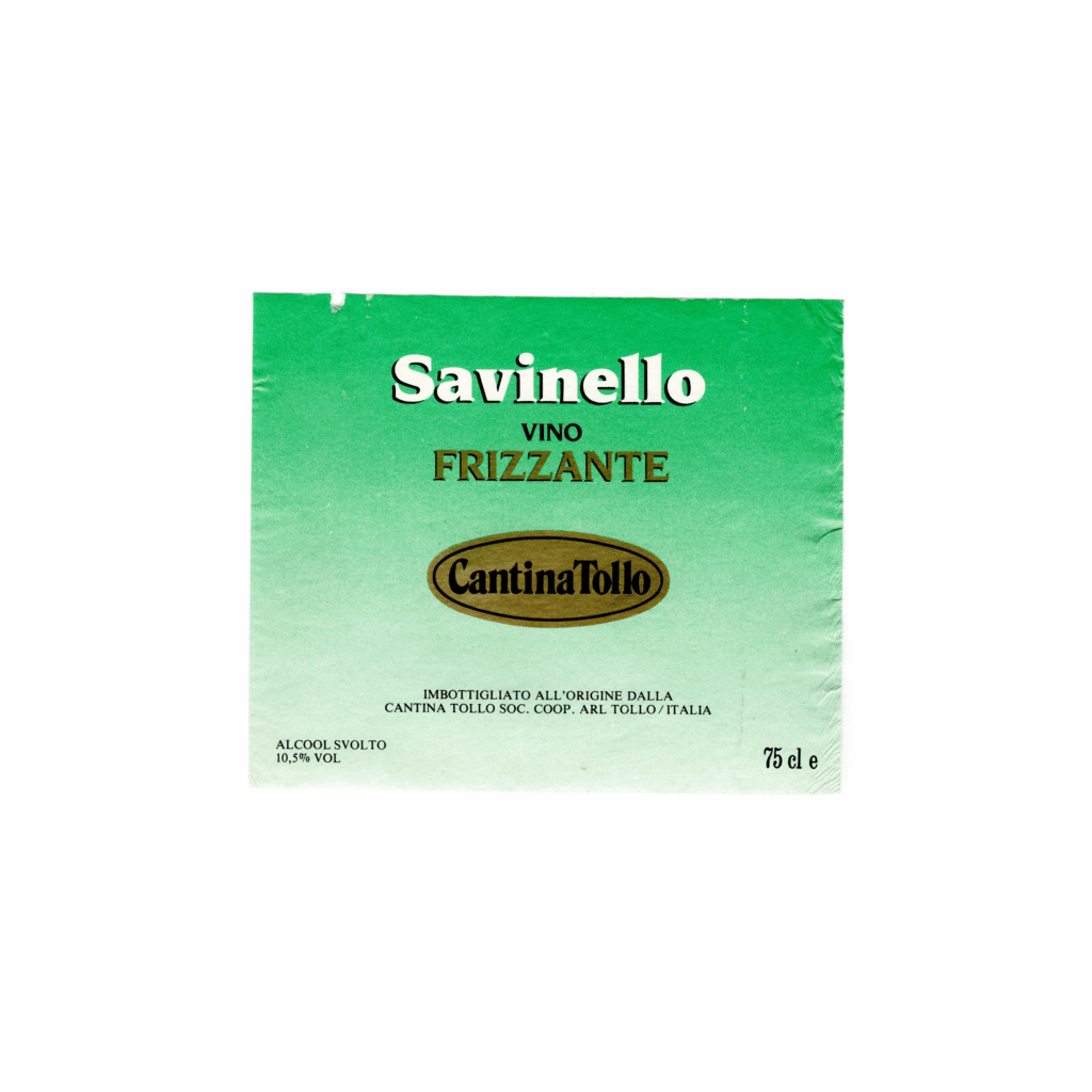 Il vino bianco Savinello, prodotto a N/A, in Italia, presenta un'etichetta rettangolare realizzata in carta patinata opaca e stampata con tecnologia offset.