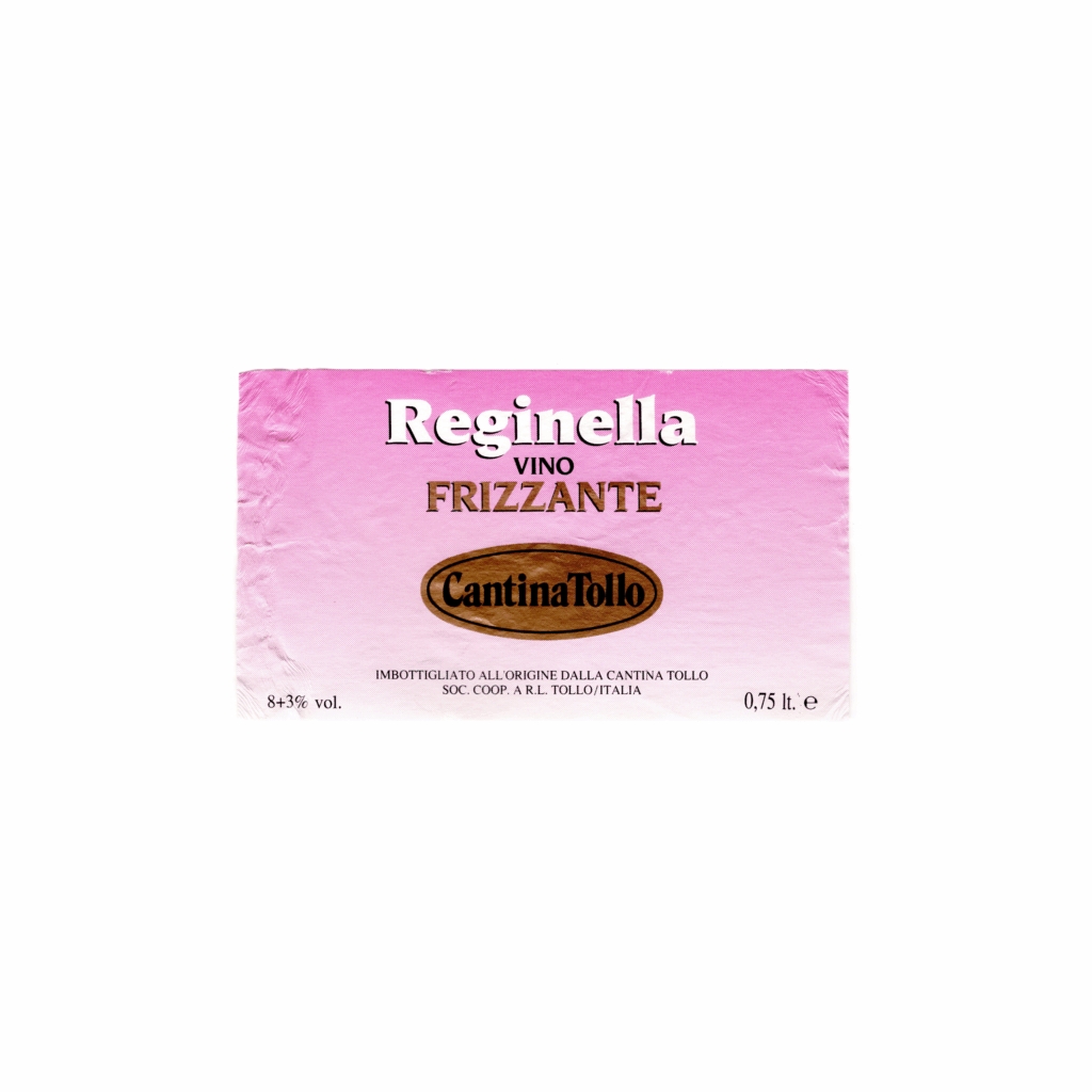 Il vino bianco Reginella, prodotto a N/A, in Italia, presenta un'etichetta rettangolare realizzata in carta patinata opaca e stampata con tecnologia offset.