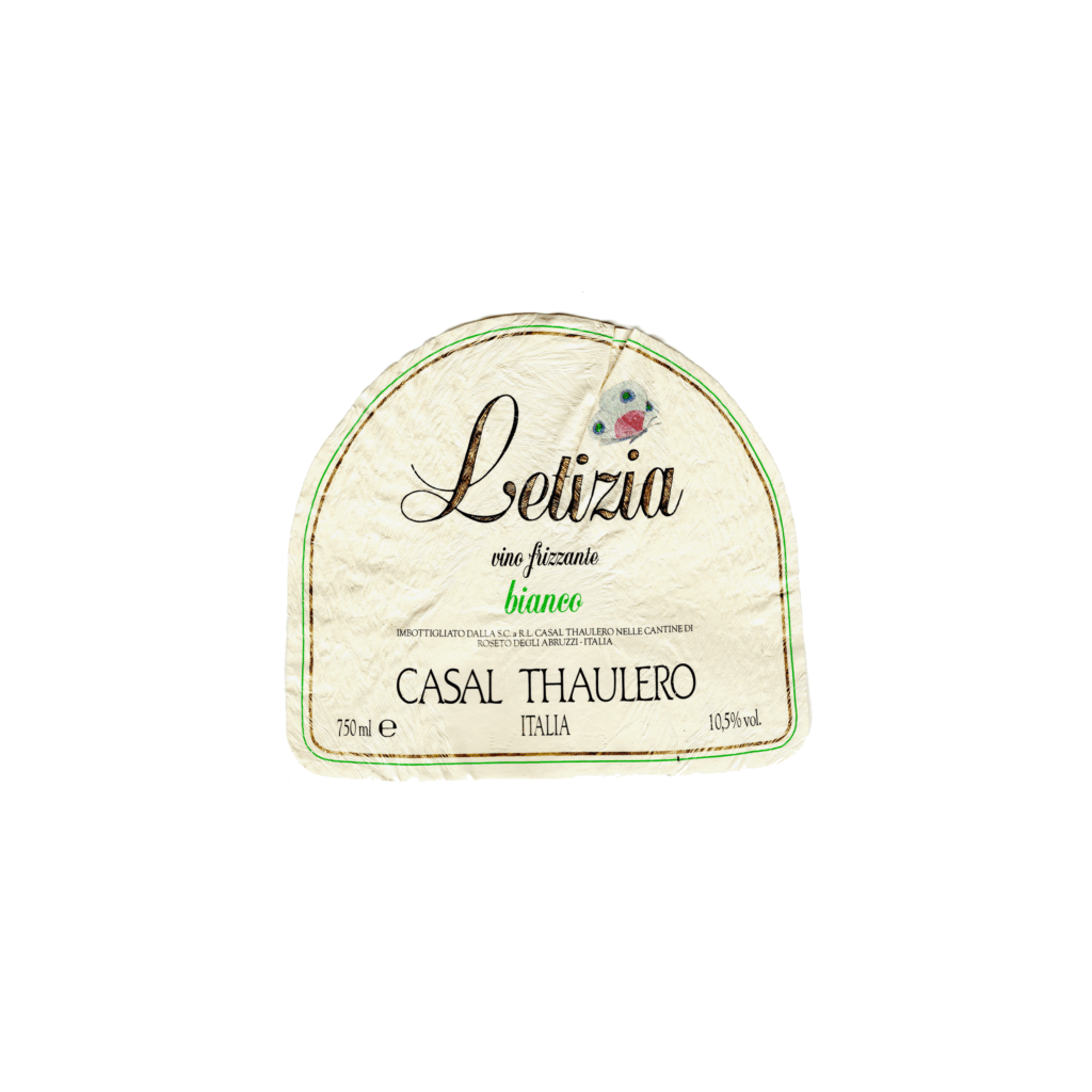 Il vino bianco Letizia, prodotto a Roseto Degli Abruzzi, in Italia, presenta un'etichetta altro realizzata in carta patinata lucida e stampata con tecnologia offset.