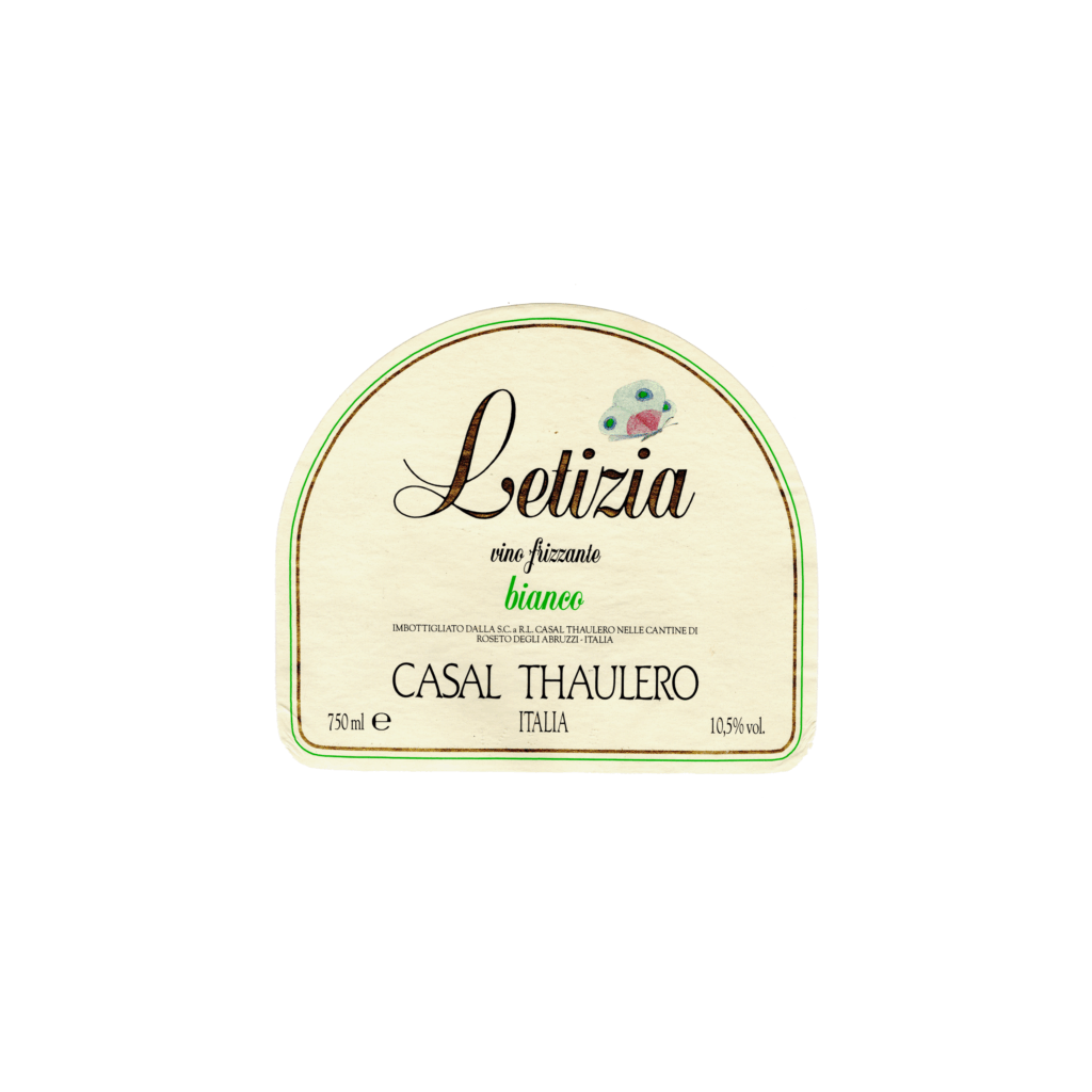 Il vino bianco Letizia, prodotto a Roseto Degli Abruzzi, in Italia, presenta un'etichetta altro realizzata in carta patinata opaca e stampata con tecnologia offset.