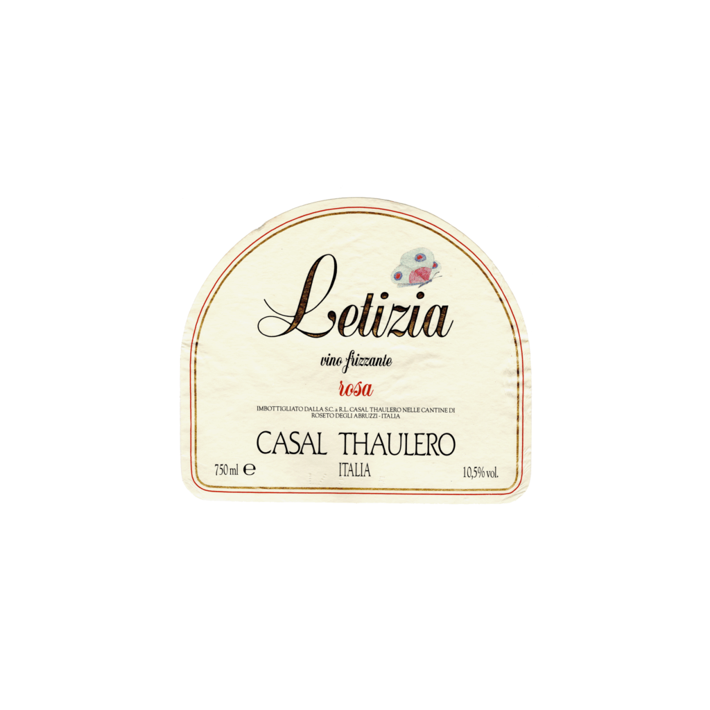 Il vino rosato Letizia, prodotto a Roseto Degli Abruzzi, in Italia, presenta un'etichetta altro realizzata in carta patinata opaca e stampata con tecnologia offset.