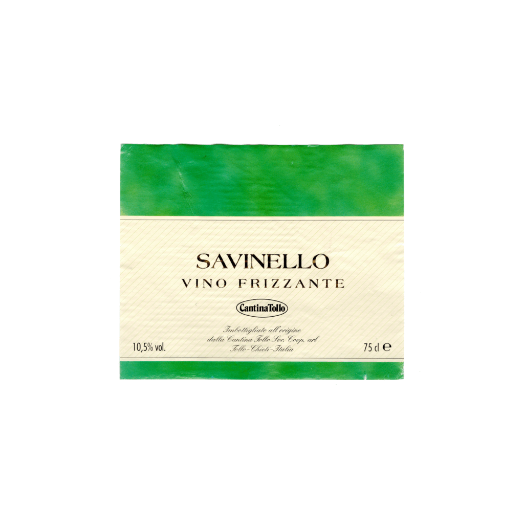 Il vino bianco Savinello, prodotto a N/A, in Italia, presenta un'etichetta rettangolare realizzata in carta patinata opaca e stampata con tecnologia offset.