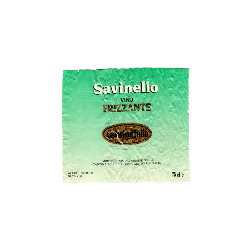 Il vino bianco Savinello, prodotto a N/A, in Italia, presenta un'etichetta rettangolare realizzata in carta patinata opaca e stampata con tecnologia offset.