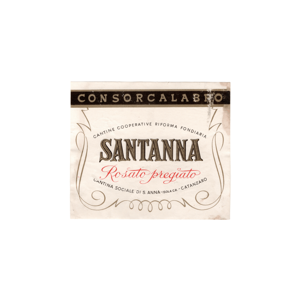 Il vino rosato Santanna, prodotto a Catanzaro, in Italia, presenta un'etichetta rettangolare realizzata in carta patinata opaca e stampata con tecnologia offset.