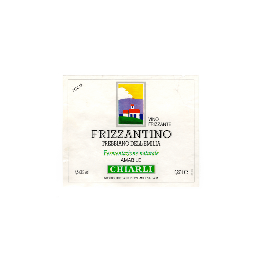 Il vino bianco Frizzantino, prodotto a Modena, in Italia, presenta un'etichetta rettangolare realizzata in carta patinata opaca e stampata con tecnologia offset.