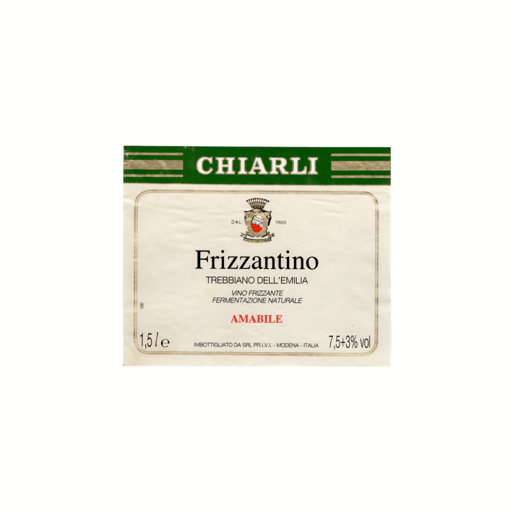 Il N/A Frizzantino, prodotto a Modena, in Italia, presenta un'etichetta rettangolare realizzata in carta patinata opaca e stampata con tecnologia offset.