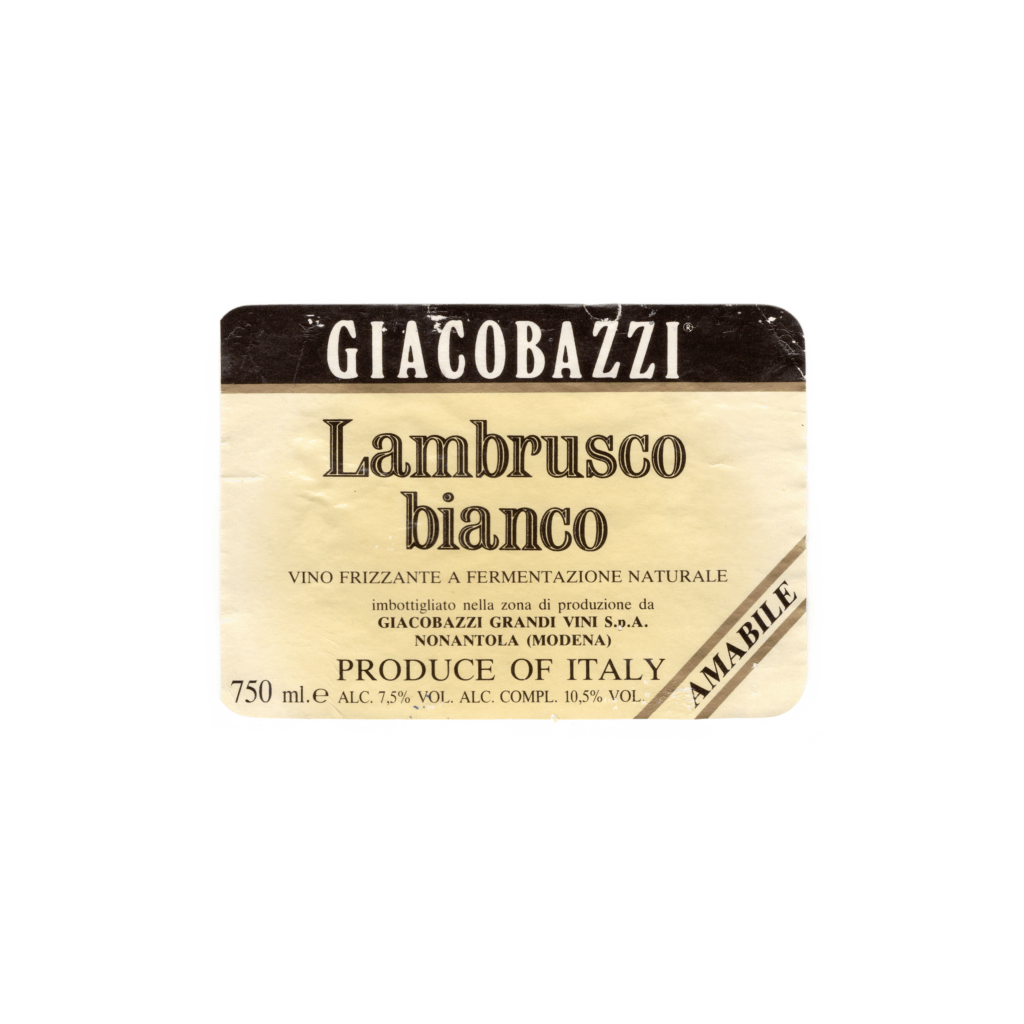 Il vino bianco Lambrusco bianco, prodotto a Modena, in Italia, presenta un'etichetta rettangolare realizzata in carta patinata opaca e stampata con tecnologia offset.