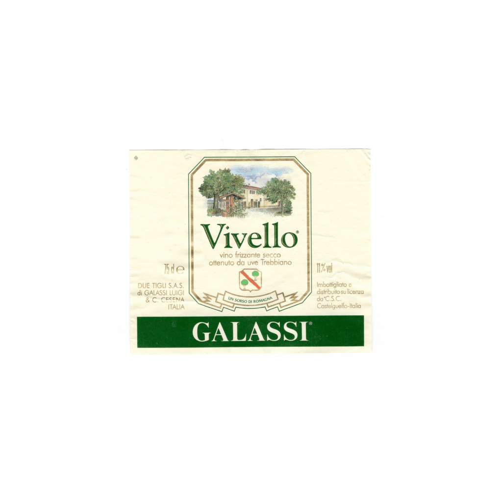 Il vino bianco Vivello, prodotto a Cesena, in Italia, presenta un'etichetta rettangolare realizzata in carta patinata opaca e stampata con tecnologia offset.