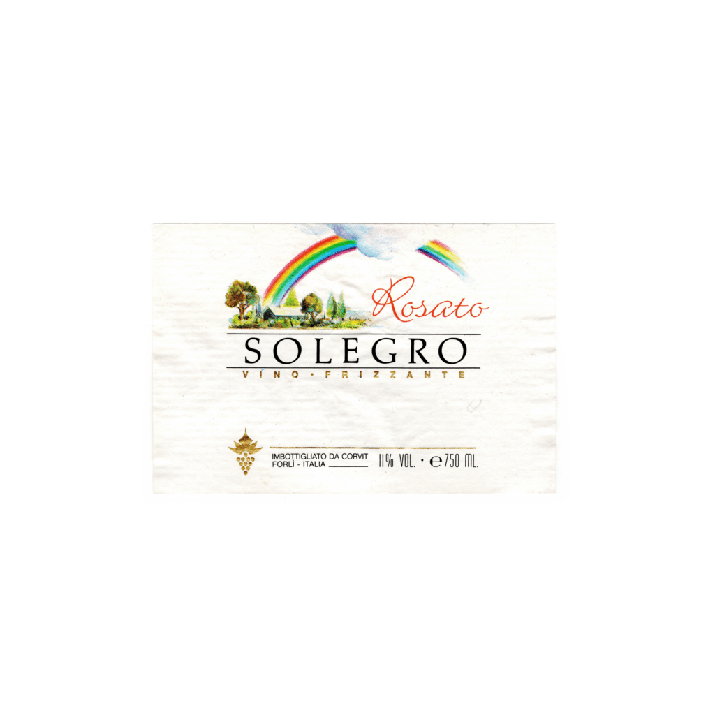 Il vino rosato Solegro Rosato, prodotto a Forlì, in Italia, presenta un'etichetta rettangolare realizzata in carta patinata opaca e stampata con tecnologia offset.