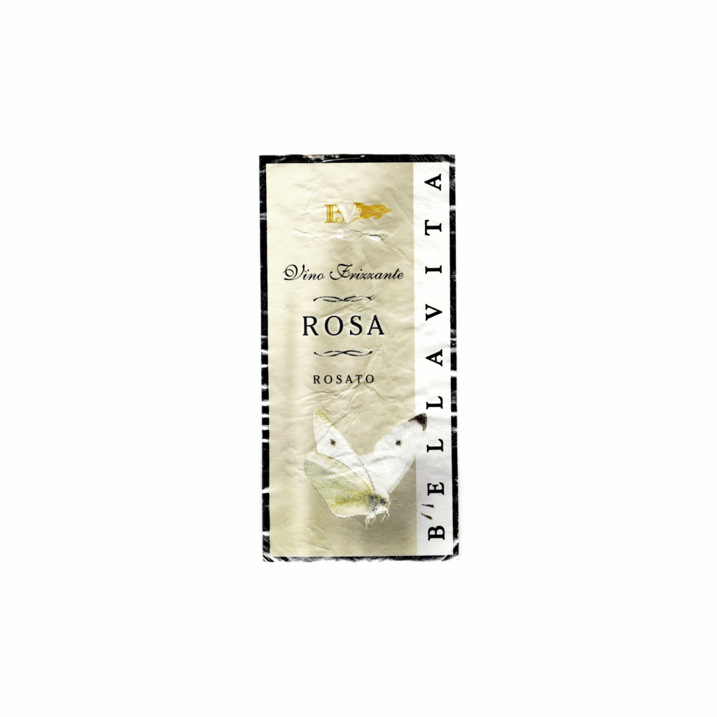 Il vino rosato Rosa, prodotto a Gattinara, in Italia, presenta un'etichetta rettangolare realizzata in carta patinata lucida e stampata con tecnologia offset.
