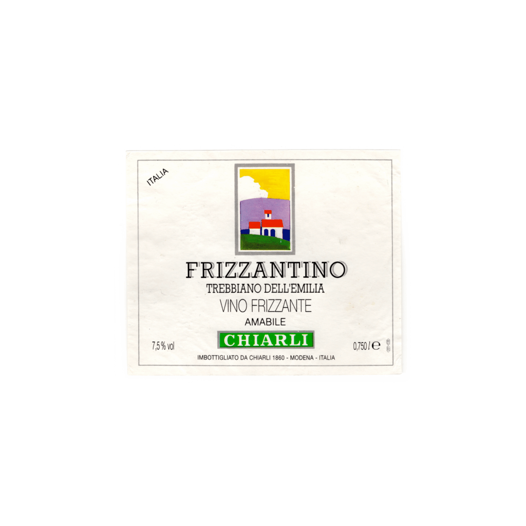 Il vino bianco Frizzantino, prodotto a Modena, in Italia, presenta un'etichetta rettangolare realizzata in carta patinata opaca e stampata con tecnologia offset.