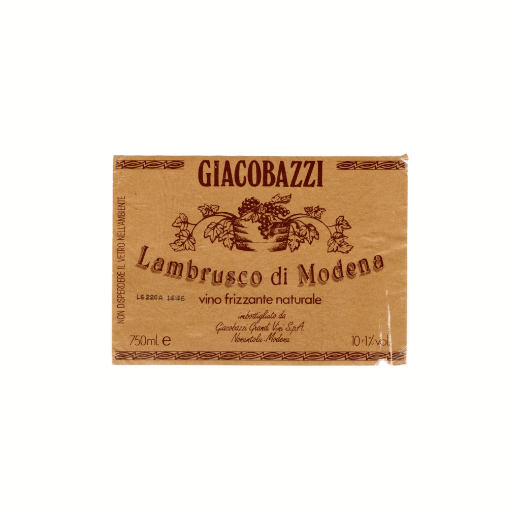 Il vino rosso Lambrusco di Modena, prodotto a Modena, in Italia, presenta un'etichetta rettangolare realizzata in carta usomano e stampata con tecnologia offset.