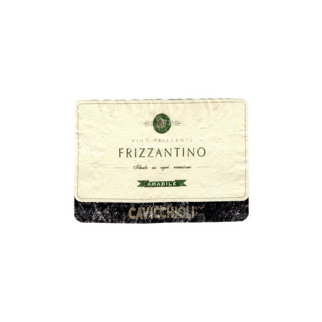 Il vino bianco Frizzantino, prodotto a Modena, in Italia, presenta un'etichetta rettangolare realizzata in carta patinata lucida e stampata con tecnologia offset.