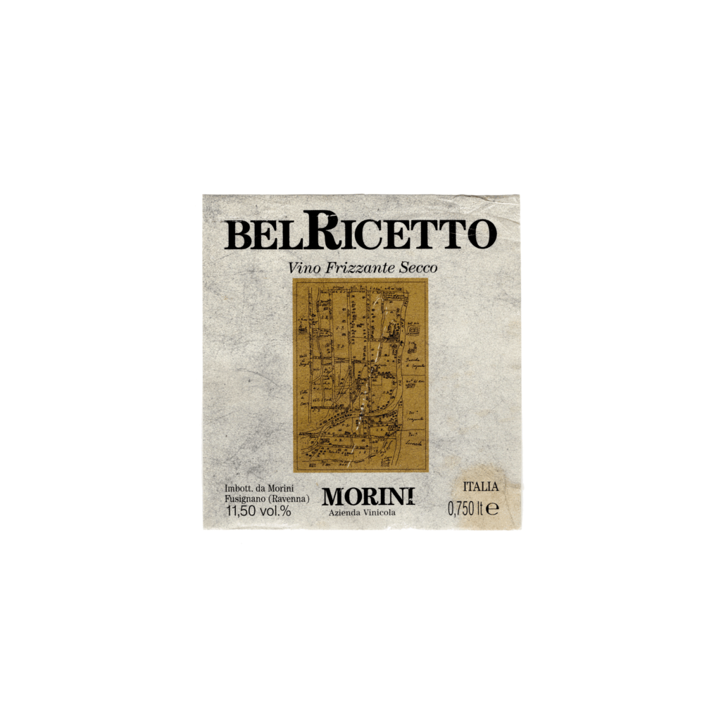 Il vino bianco BelRicetto, prodotto a Fusignano, in Italia, presenta un'etichetta rettangolare realizzata in carta patinata lucida e stampata con tecnologia offset.