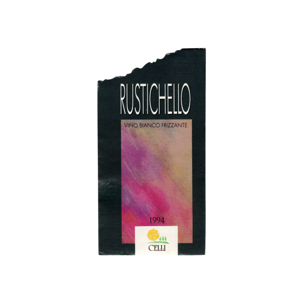 Il vino bianco Rustichello, prodotto a Bertinoro, in Italia, presenta un'etichetta rettangolare realizzata in carta patinata opaca e stampata con tecnologia offset.