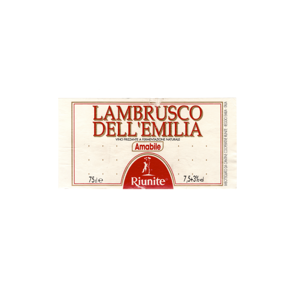 Il vino rosso Lambrusco dell'Emilia, prodotto a N/A, in Italia, presenta un'etichetta rettangolare realizzata in carta patinata lucida e stampata con tecnologia offset.