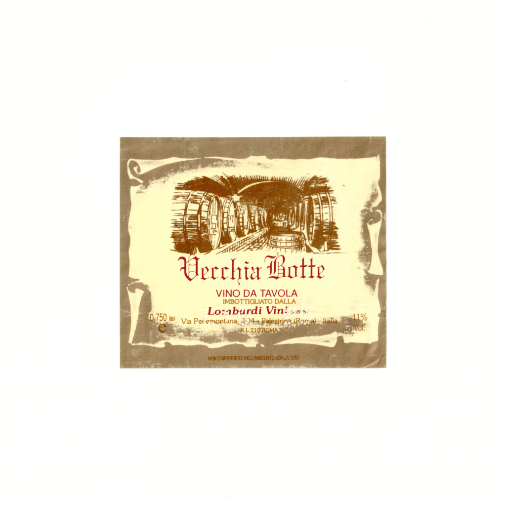 Il vino bianco Vecchia Botte, prodotto a Palestrina, in Italia, presenta un'etichetta rettangolare realizzata in carta patinata opaca e stampata con tecnologia offset.