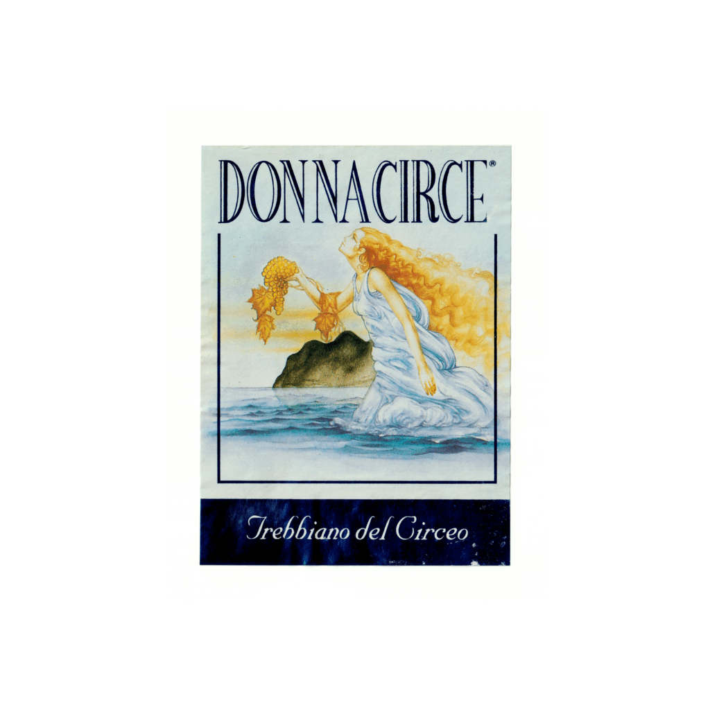 Il vino bianco Donna Circe, prodotto a Cisterna di Latina, in Italia, presenta un'etichetta rettangolare realizzata in carta patinata opaca e stampata con tecnologia offset.