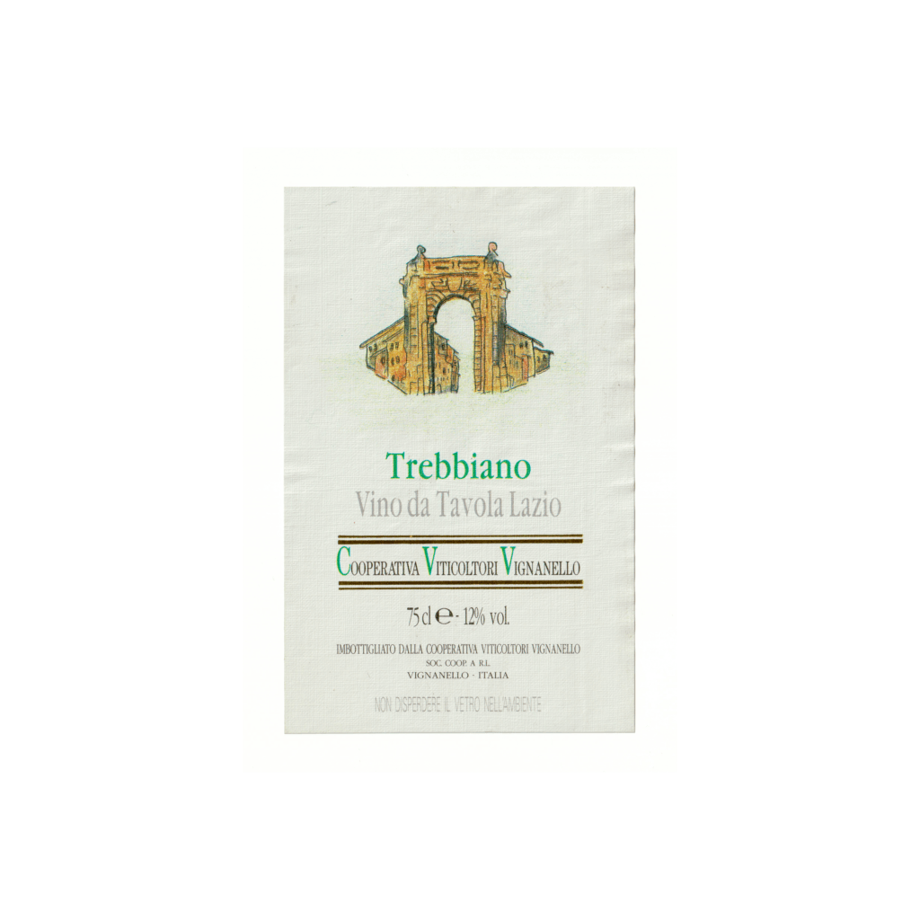 Il vino bianco Trebbiano, prodotto a Vignanello, in Italia, presenta un'etichetta rettangolare realizzata in carta vergata e stampata con tecnologia offset.