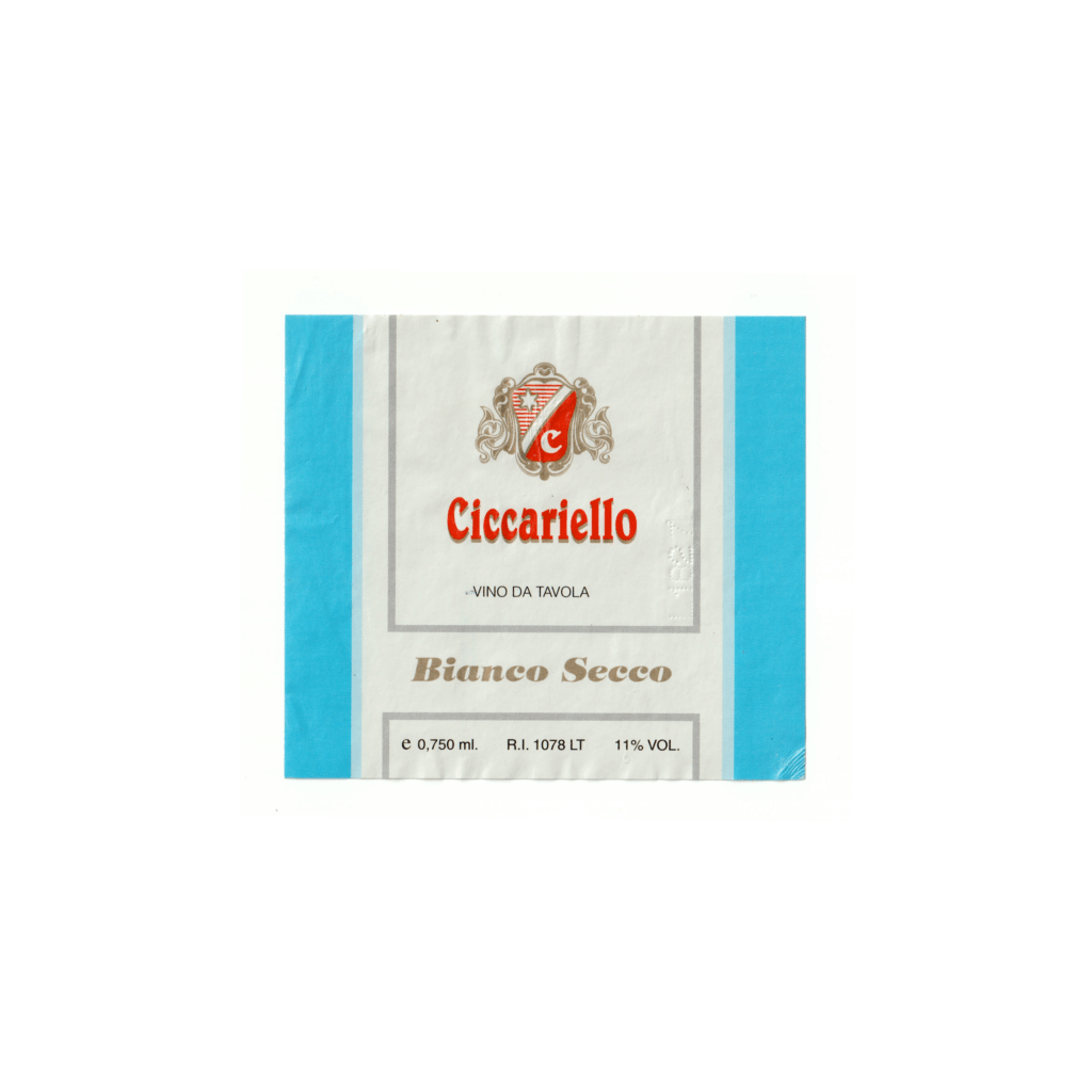 Il vino bianco Ciccariello, prodotto a Gaeta, in Italia, presenta un'etichetta rettangolare realizzata in carta patinata opaca e stampata con tecnologia offset.