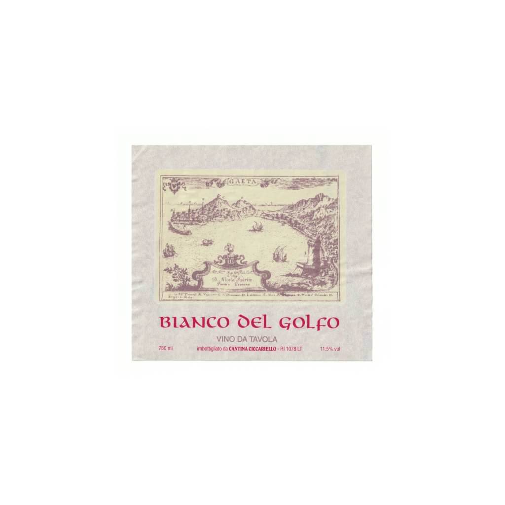 Il vino bianco Bianco del Golfo, prodotto a Gaeta, in Italia, presenta un'etichetta rettangolare realizzata in carta patinata opaca e stampata con tecnologia offset.
