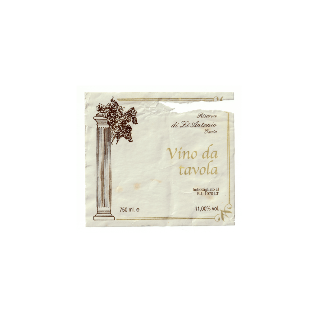 Il vino bianco Vino da tavola, prodotto a Gaeta, in Italia, presenta un'etichetta rettangolare realizzata in carta patinata lucida e stampata con tecnologia Offset.