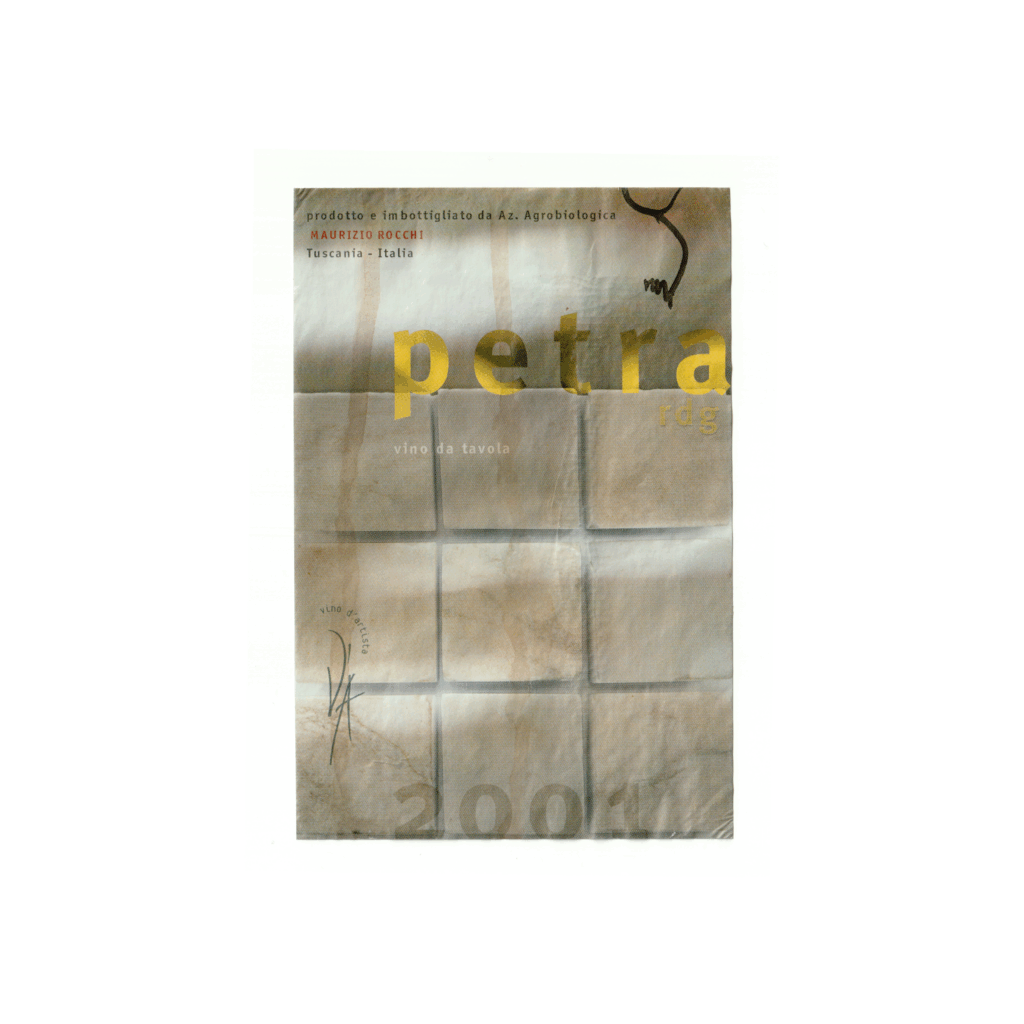 Il vino bianco Petra, prodotto a Tuscania, in Italia, presenta un'etichetta rettangolare realizzata in carta patinata lucida e stampata con tecnologia Offset.