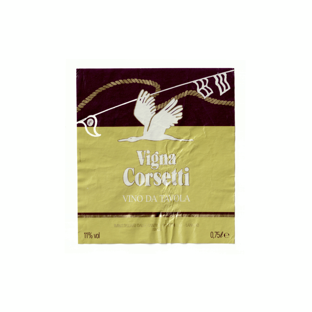 Il vino bianco Vigna Corsetti, prodotto a Lanuvio, in Italia, presenta un'etichetta rettangolare realizzata in carta patinata lucida e stampata con tecnologia Offset.