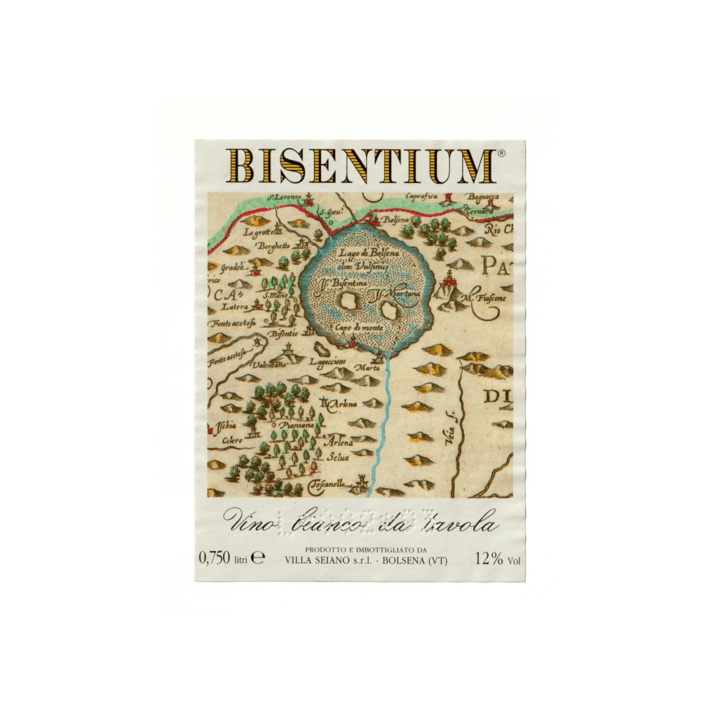 Il vino bianco Bisentium, prodotto a Bolsena, in Italia, presenta un'etichetta rettangolare realizzata in carta patinata opaca e stampata con tecnologia Offset.