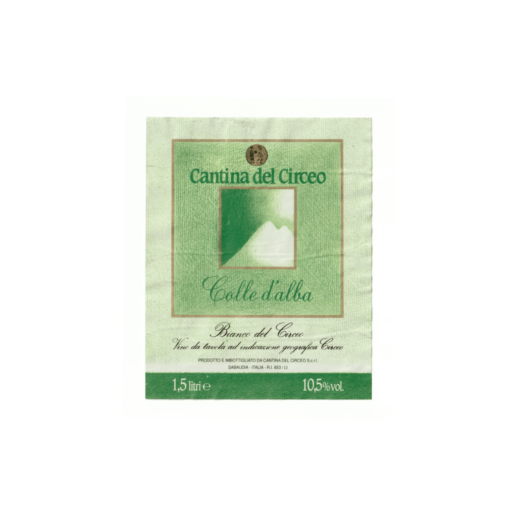 Il vino bianco Colle d'Alba, prodotto a Sabaudia, in Italia, presenta un'etichetta rettangolare realizzata in carta patinata opaca e stampata con tecnologia Offset.