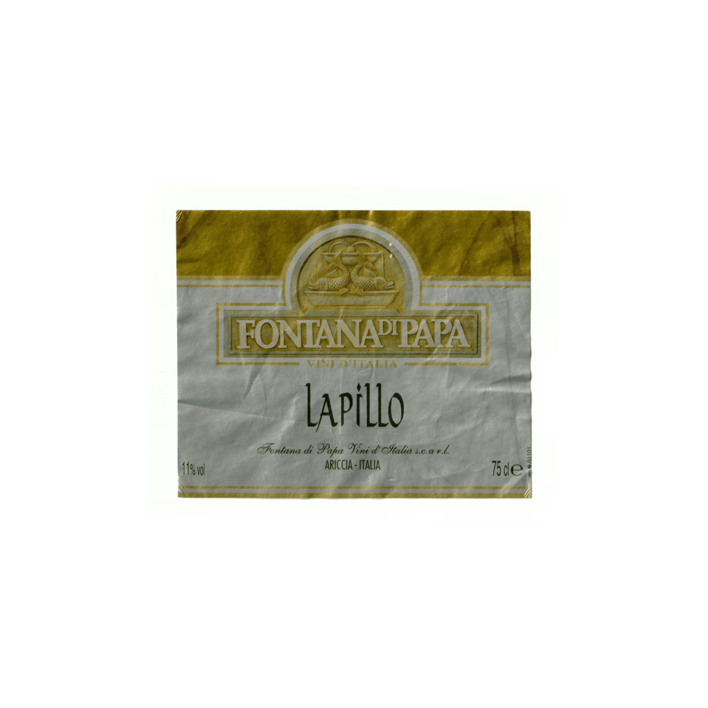 Il vino bianco Lapillo, prodotto a Ariccia, in Italia, presenta un'etichetta rettangolare realizzata in carta patinata opaca e stampata con tecnologia Offset.