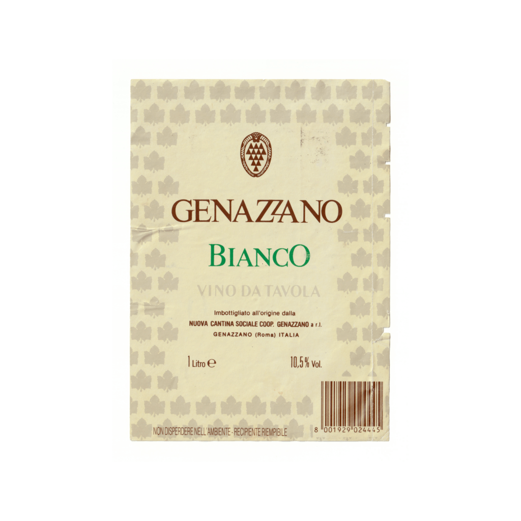 Il vino bianco Genazzano, prodotto a Genazzano, in Italia, presenta un'etichetta rettangolare realizzata in carta patinata opaca e stampata con tecnologia Offset.