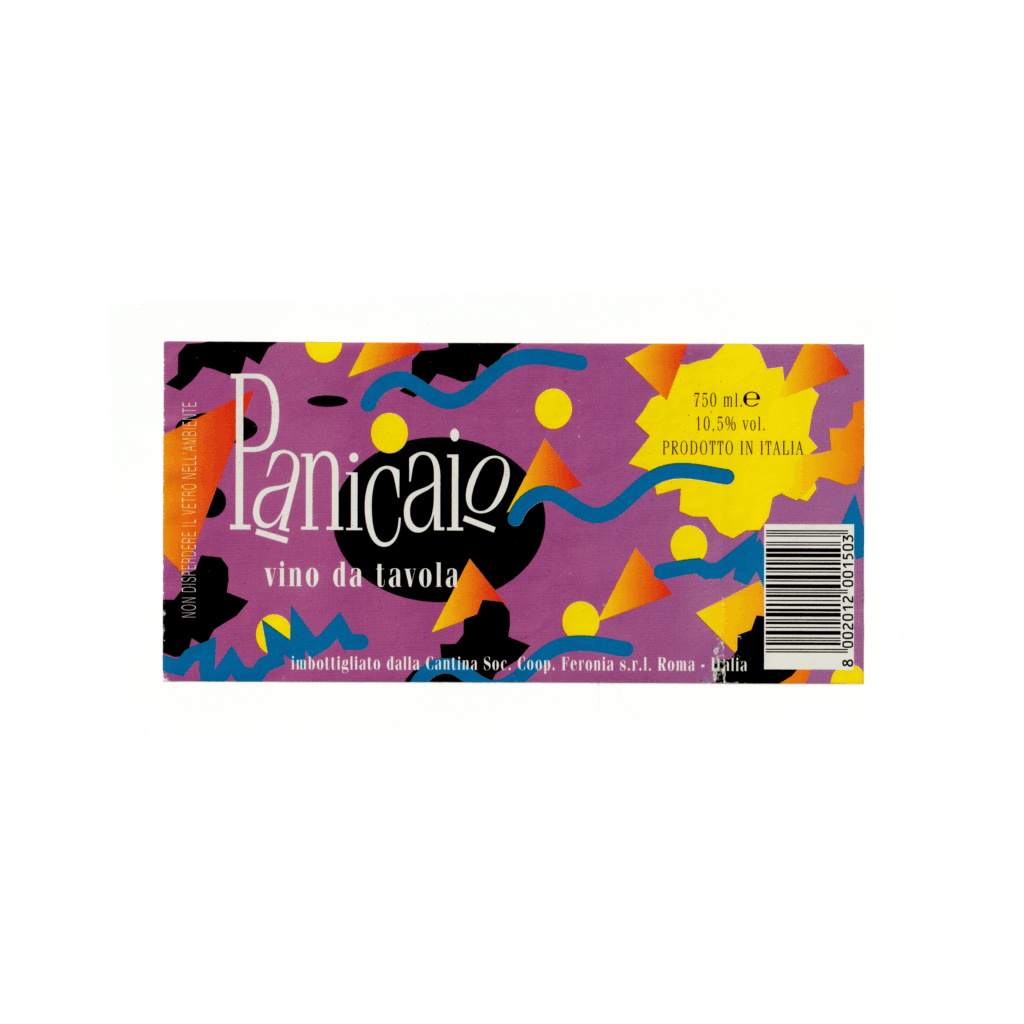 Il vino bianco Panicaio, prodotto a Capena, in Italia, presenta un'etichetta rettangolare realizzata in carta patinata lucida e stampata con tecnologia Offset.