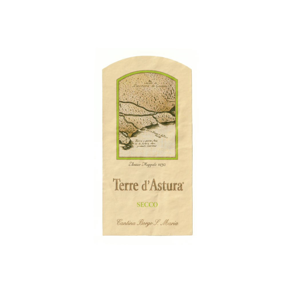 Il vino bianco Terre d'Astura, prodotto a Latina, in Italia, presenta un'etichetta rettangolare realizzata in carta patinata opaca e stampata con tecnologia Offset.