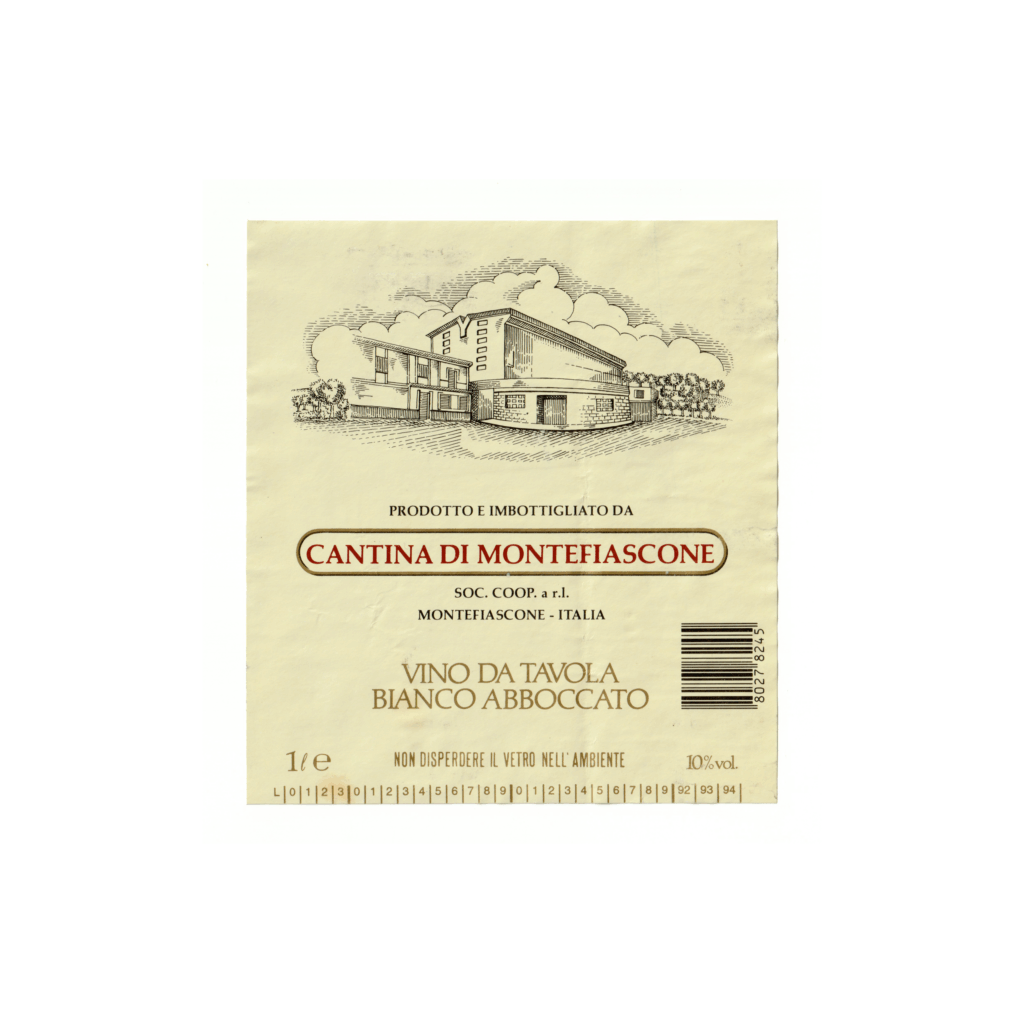 Il vino bianco Vino da tavola, prodotto a Montefiascone, in Italia, presenta un'etichetta rettangolare realizzata in carta patinata lucida e stampata con tecnologia Offset.