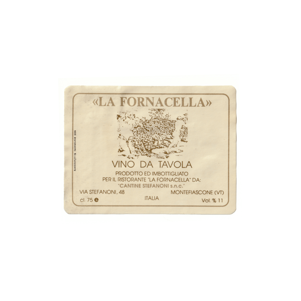 Il vino bianco La Fornacella, prodotto a Montefiascone, in Italia, presenta un'etichetta rettangolare realizzata in carta patinata opaca e stampata con tecnologia Offset.