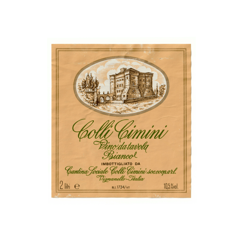 Il vino bianco Colli Cimini, prodotto a Vignanello, in Italia, presenta un'etichetta rettangolare realizzata in carta patinata opaca e stampata con tecnologia Offset.