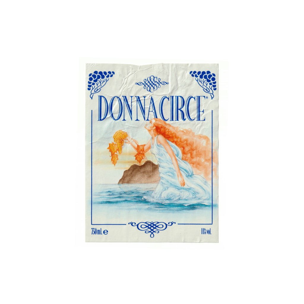 Il vino bianco Donna Circe, prodotto a Latina, in Italia, presenta un'etichetta rettangolare realizzata in carta patinata opaca e stampata con tecnologia Offset.