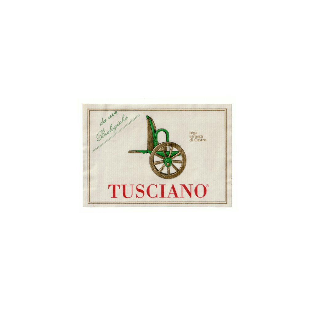 Il vino bianco Tusciano, prodotto a Montefiascone, in Italia, presenta un'etichetta rettangolare realizzata in carta marcata e stampata con tecnologia Offset.