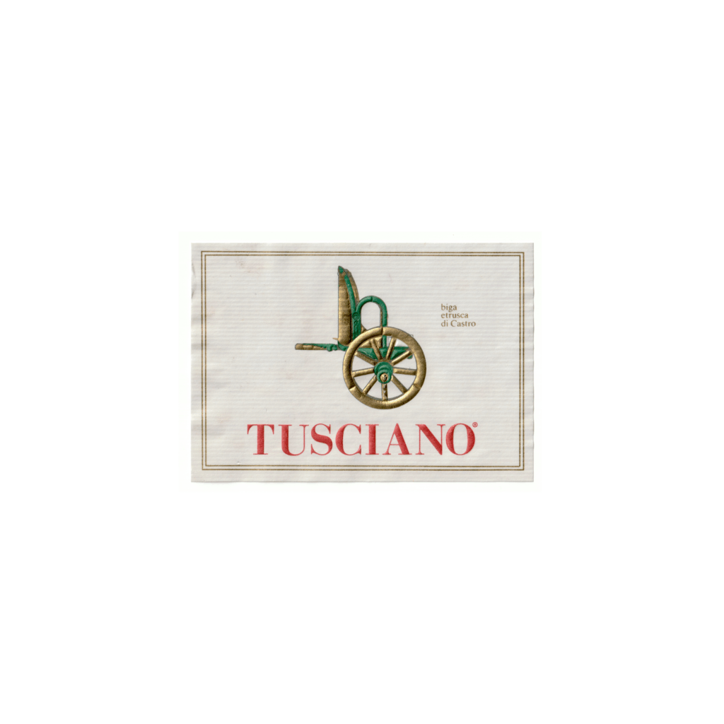 Il vino rosso Tusciano, prodotto a Montefiascone, in Italia, presenta un'etichetta rettangolare realizzata in carta marcata e stampata con tecnologia Offset.