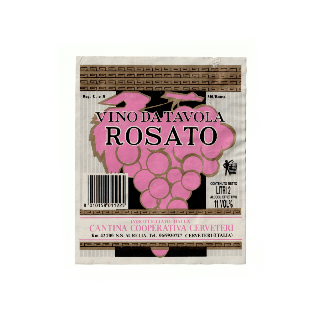 Il vino rosato Rosato, prodotto a Cerveteri, in Italia, presenta un'etichetta rettangolare realizzata in carta patinata opaca e stampata con tecnologia Offset.