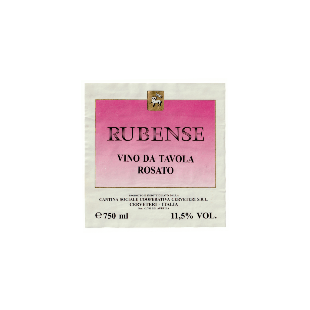 Il vino rosato Rubense, prodotto a Cerveteri, in Italia, presenta un'etichetta quadrata realizzata in carta patinata lucida e stampata con tecnologia Offset.