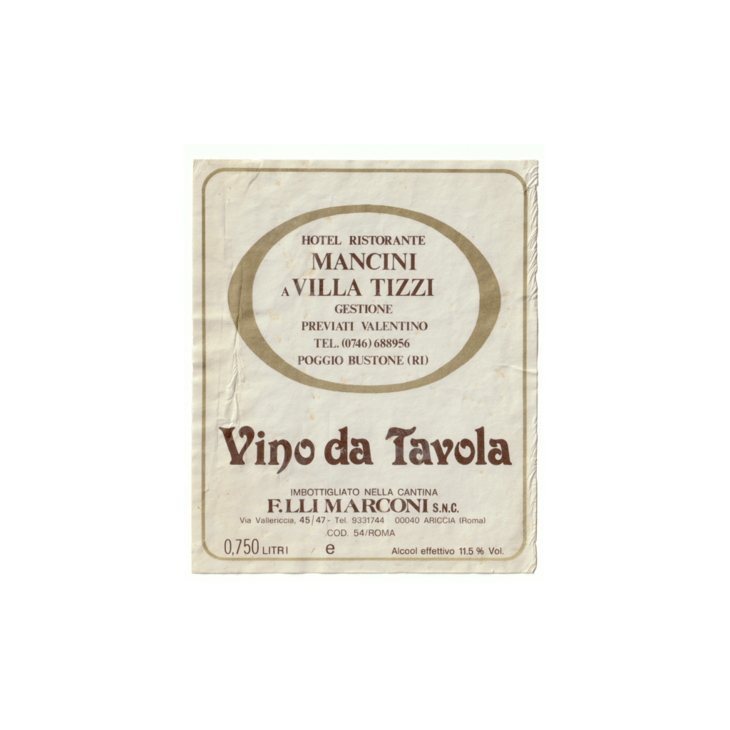 Il vino rosso Vino da tavola, prodotto a Ariccia, in Italia, presenta un'etichetta rettangolare realizzata in carta usomano e stampata con tecnologia Offset.