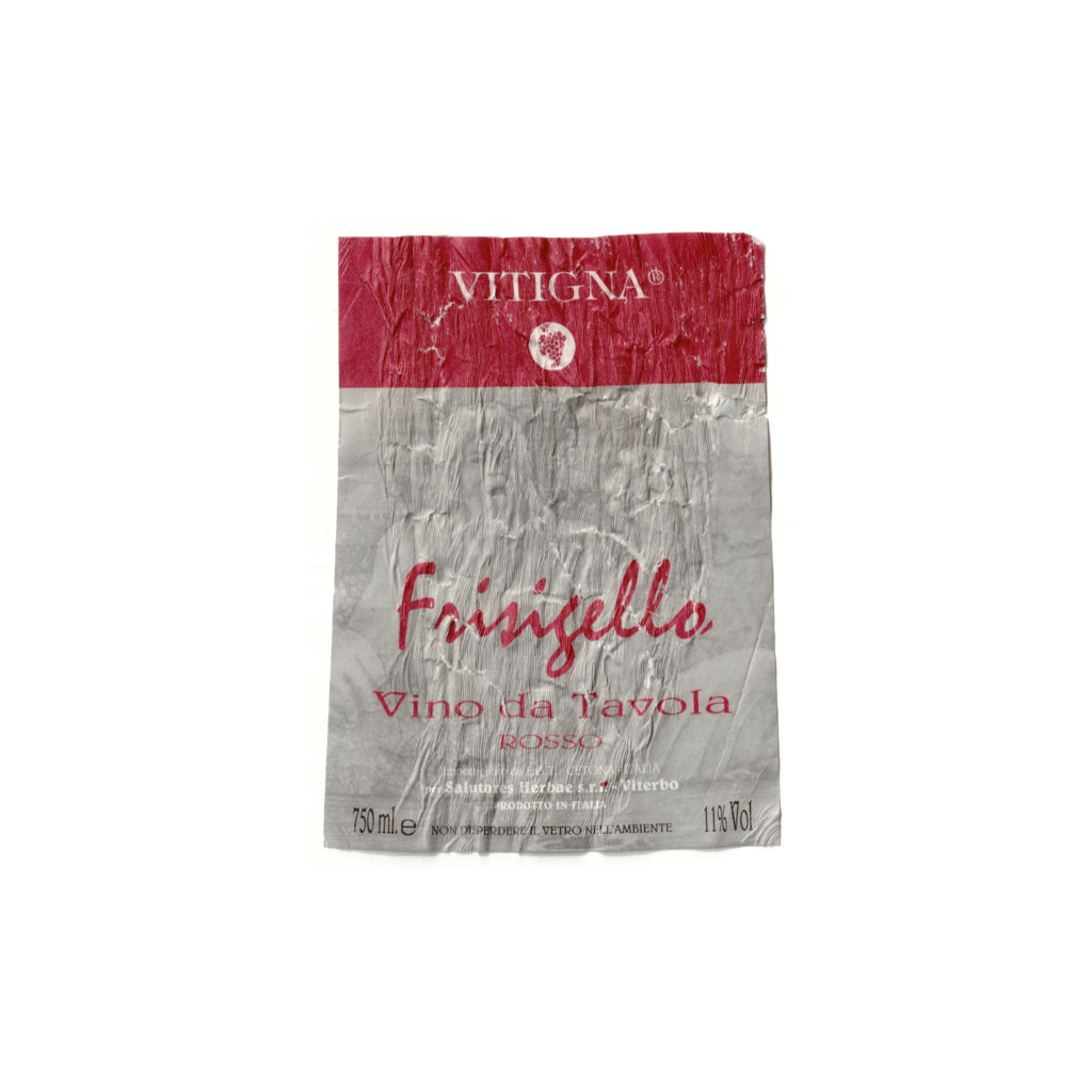 Il vino rosso Frisigello, prodotto a Viterbo, in Italia, presenta un'etichetta rettangolare realizzata in carta patinata opaca e stampata con tecnologia Offset.