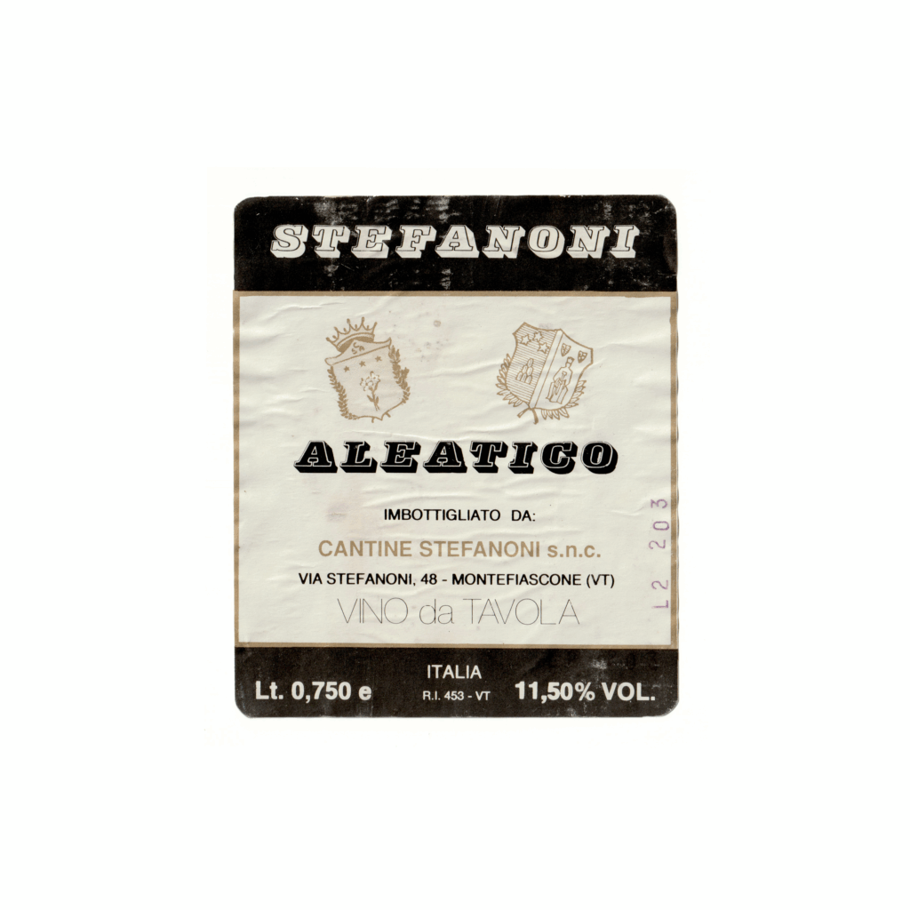 Il vino rosso Aleatico, prodotto a Montefiascone, in Italia, presenta un'etichetta rettangolare realizzata in carta patinata opaca e stampata con tecnologia Offset.