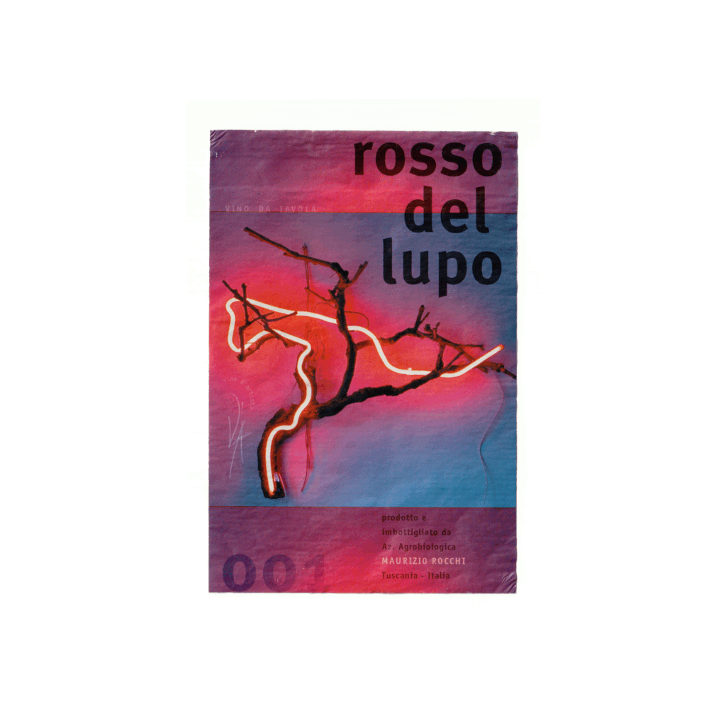 Il vino rosso rosso del lupo, prodotto a Tuscania, in Italia, presenta un'etichetta rettangolare realizzata in carta patinata opaca e stampata con tecnologia Offset.