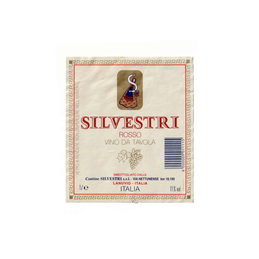 Il vino rosso SILVESTRI, prodotto a Lanuvio, in Italia, presenta un'etichetta rettangolare realizzata in carta usomano e stampata con tecnologia Offset.